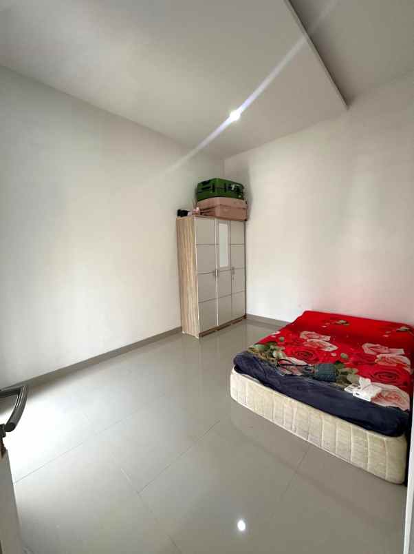 dijual rumah boulevard hijau kota