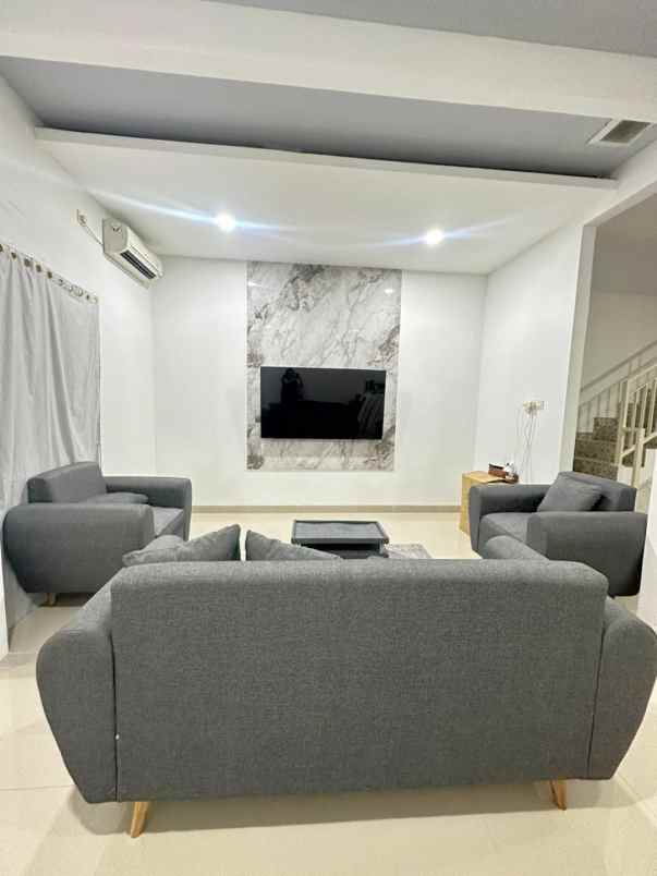 dijual rumah boulevard hijau kota