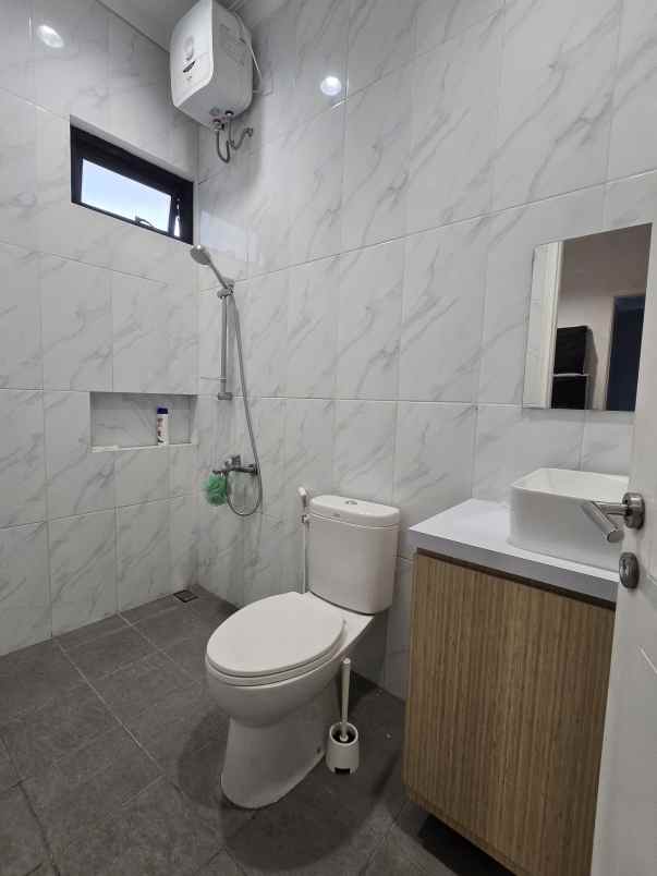 dijual rumah cluster thames jgc jakarta