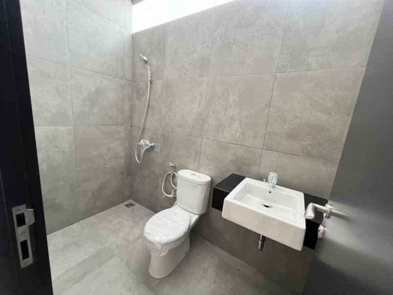 dijual rumah cluster westeria jgc