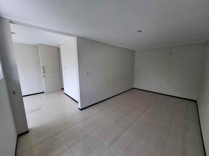 dijual rumah di citraland surabaya