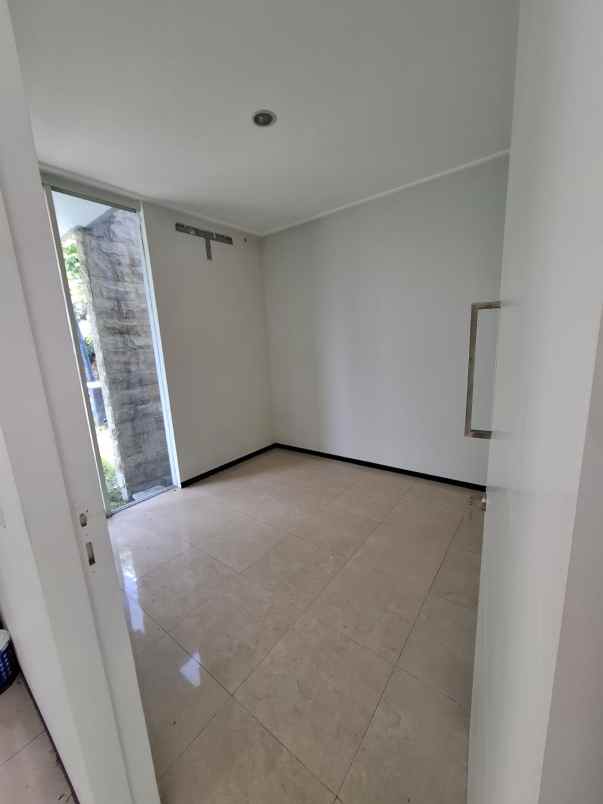 dijual rumah di citraland surabaya