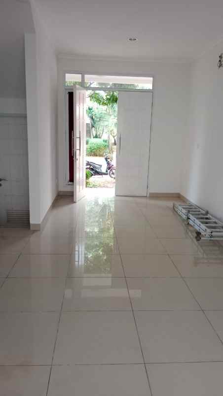 dijual rumah di cluster vernonia summarecon bekasi