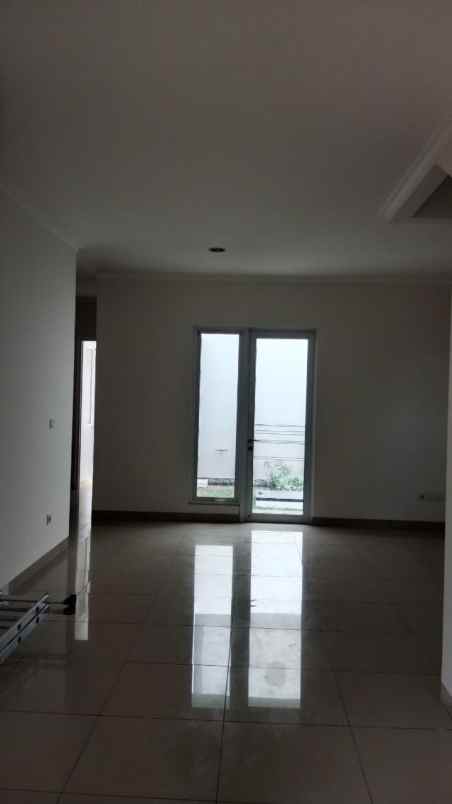 dijual rumah di cluster vernonia summarecon bekasi