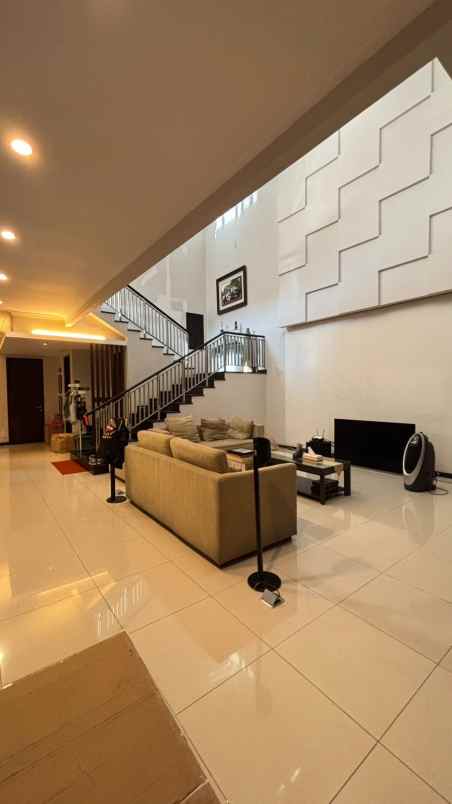 dijual rumah graha famili blok u