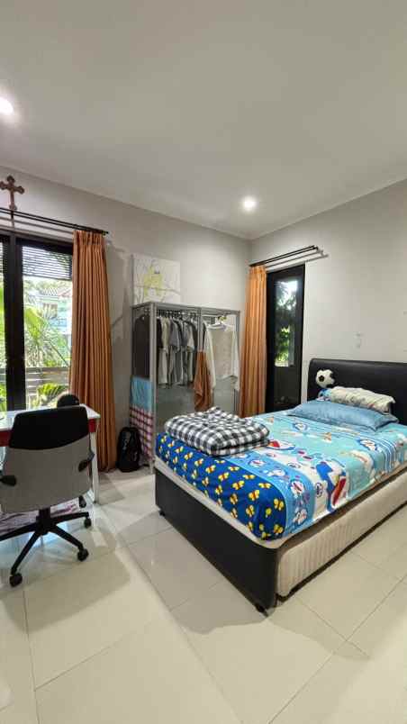 dijual rumah graha famili blok u