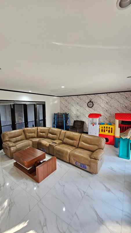 dijual rumah graha famili blok yy