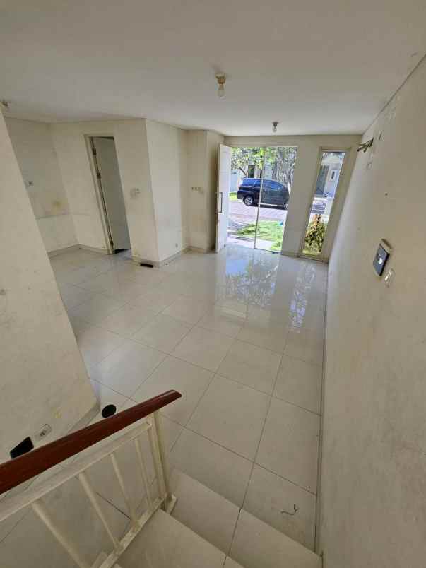 dijual rumah grand pakuwon