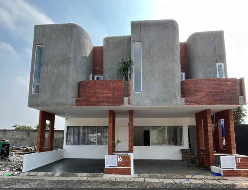 dijual rumah jalan arya putra