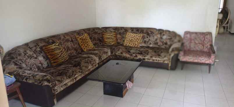 dijual rumah jalan manyar indah