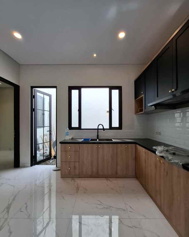 dijual rumah jalan raya jagakarsa