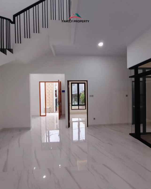 dijual rumah jalan raya meruya jakarta