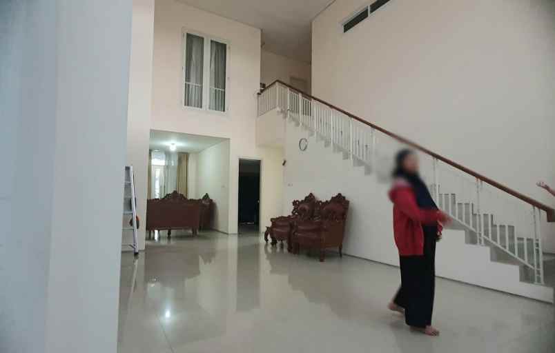 dijual rumah jalan royal residence
