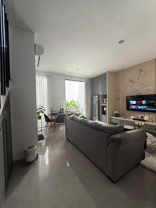 dijual rumah jalan the greenlake citraland