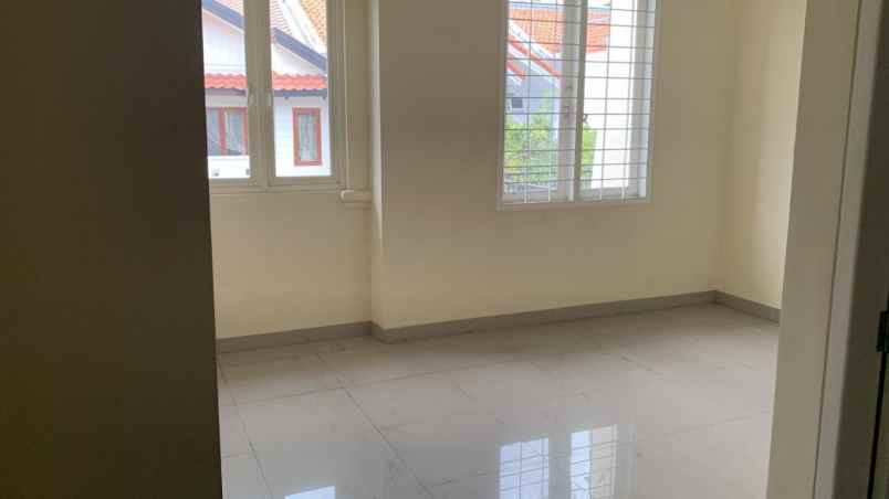 dijual rumah jl gayung kebonsari