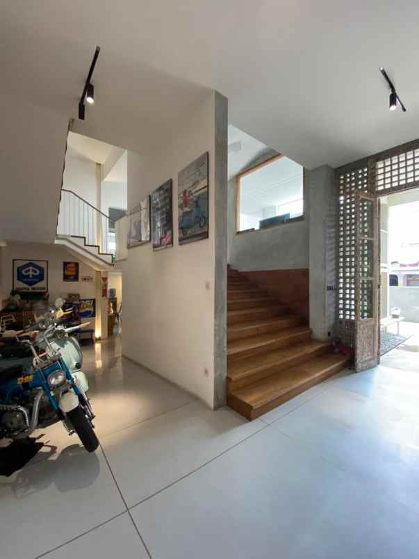 dijual rumah jl pondasi kayu putih