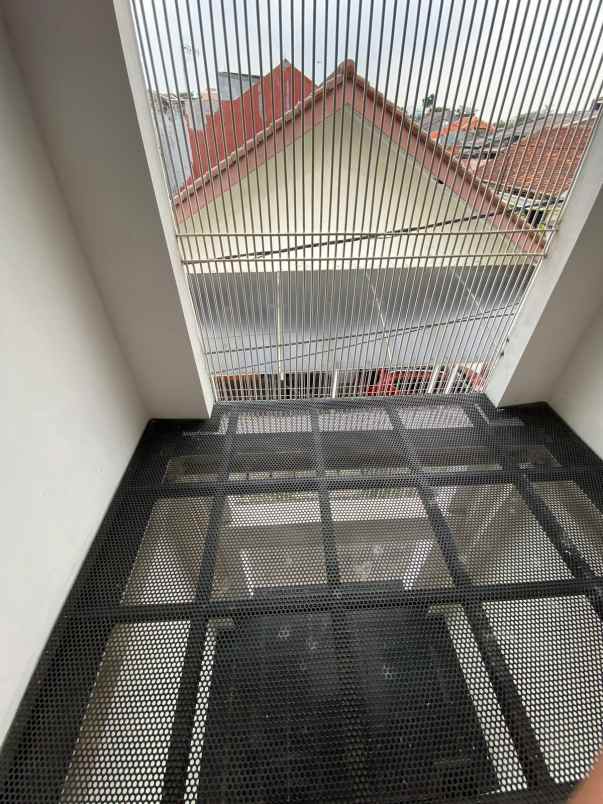 dijual rumah jl pondasi kayu putih