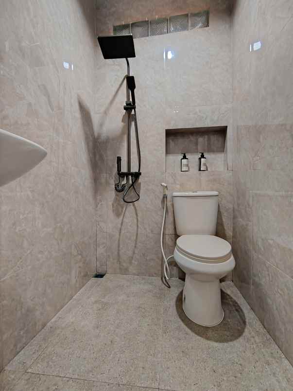 dijual rumah jl puri asih soekarno