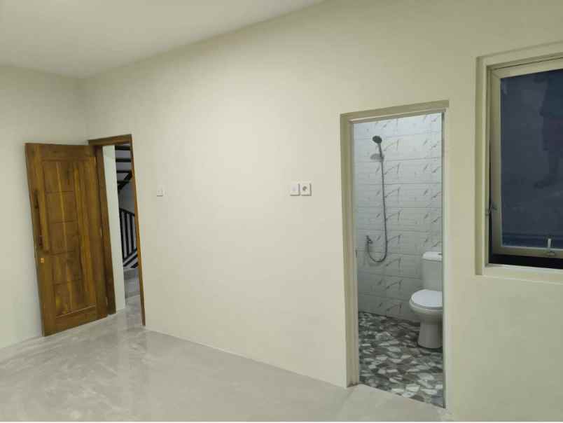 dijual rumah jl semolowaru sel