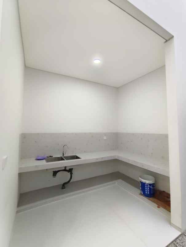 dijual rumah jl setraduta