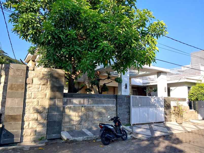 dijual rumah jl wiyung indah timur ii