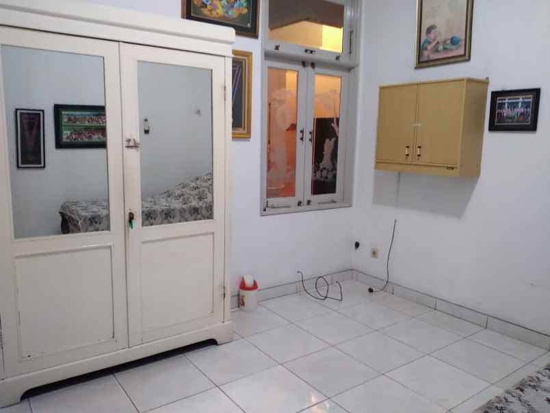 dijual rumah keluarga besar usaha kost 12 pintu