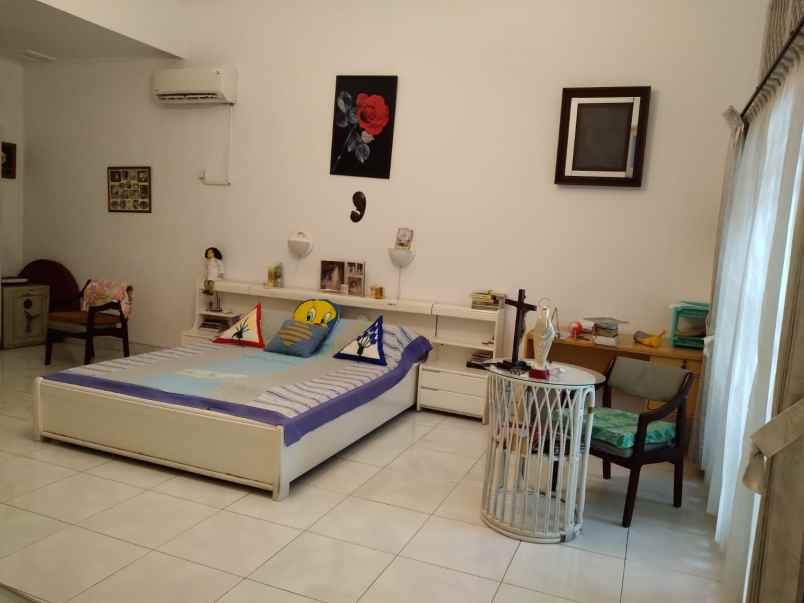 dijual rumah keluarga besar usaha kost 12 pintu