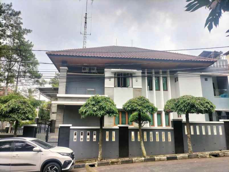 dijual rumah komp parahyangan permai