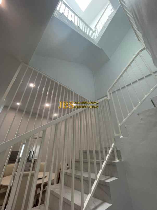 dijual rumah komplek adam malik