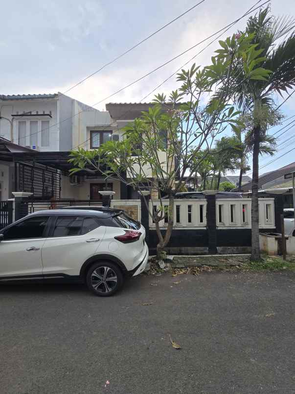 dijual rumah komplek billymoon pondok