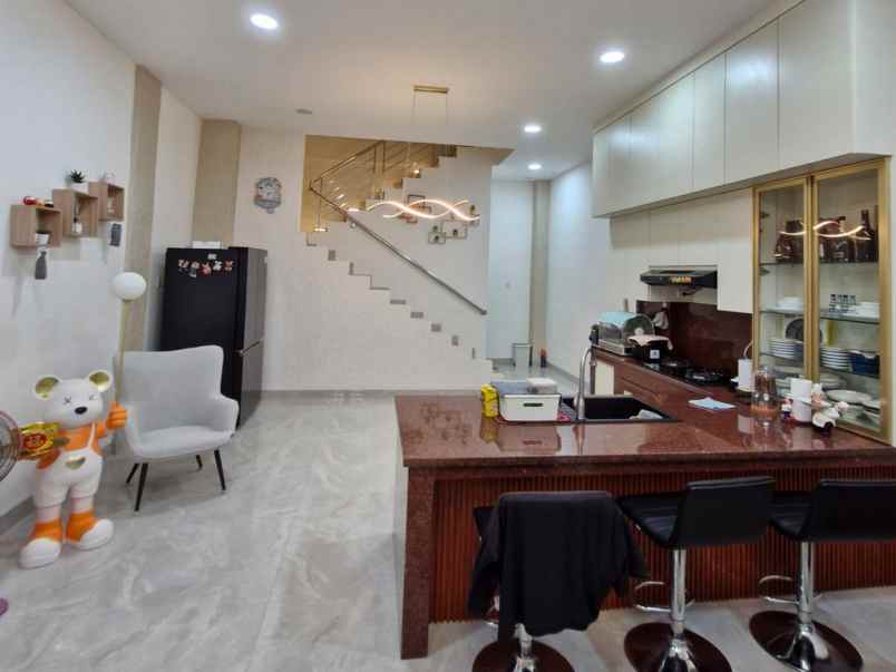 dijual rumah komplek cemara asri