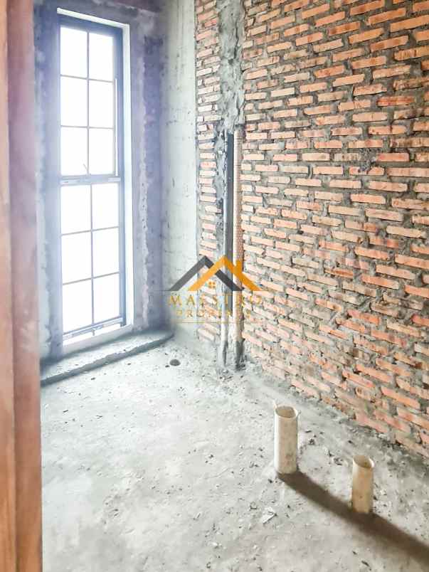 dijual rumah komplek citraland gama