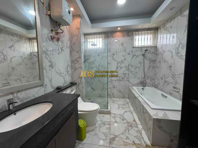 dijual rumah komplek citraland gama