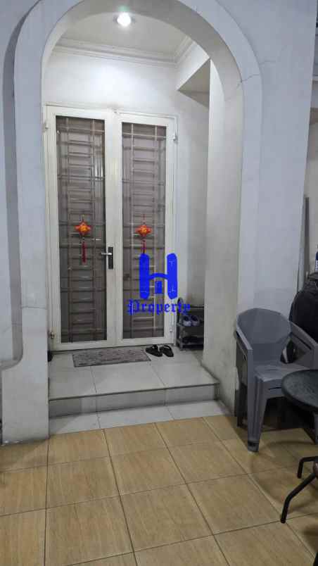 dijual rumah komplek citraland gama