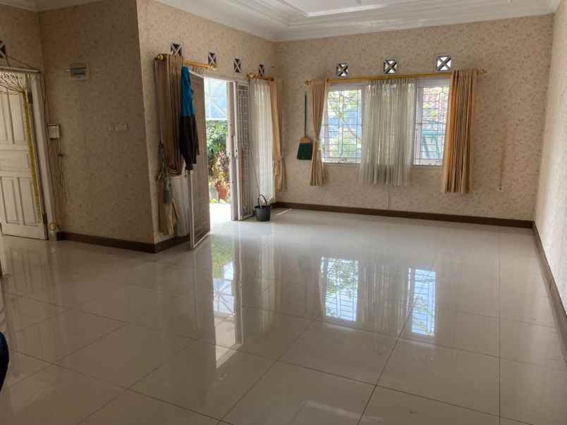 dijual rumah komplek ciwaruga