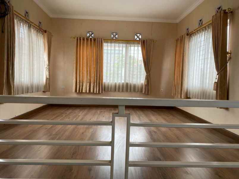 dijual rumah komplek ciwaruga