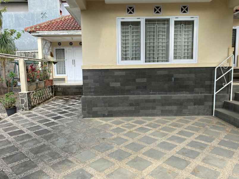 dijual rumah komplek ciwaruga