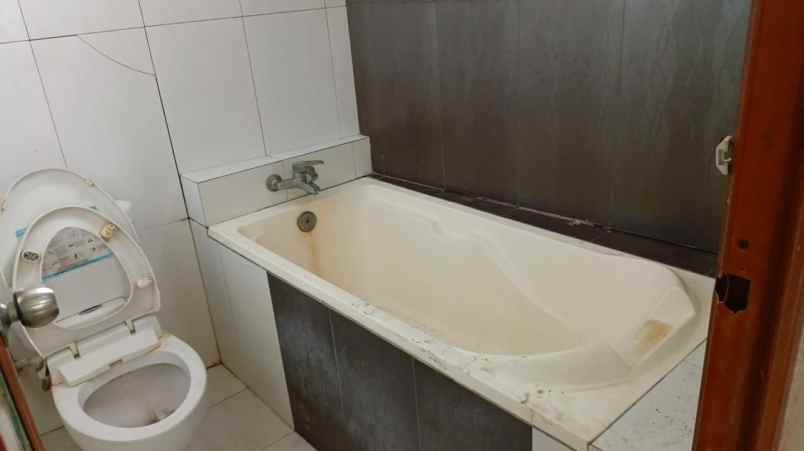 dijual rumah komplek graha indah blok 6