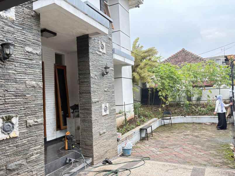 dijual rumah komplek graha indah blok 6