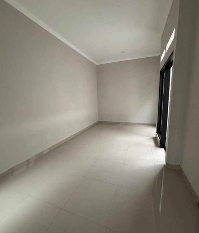 dijual rumah komplek megapolitan cinere