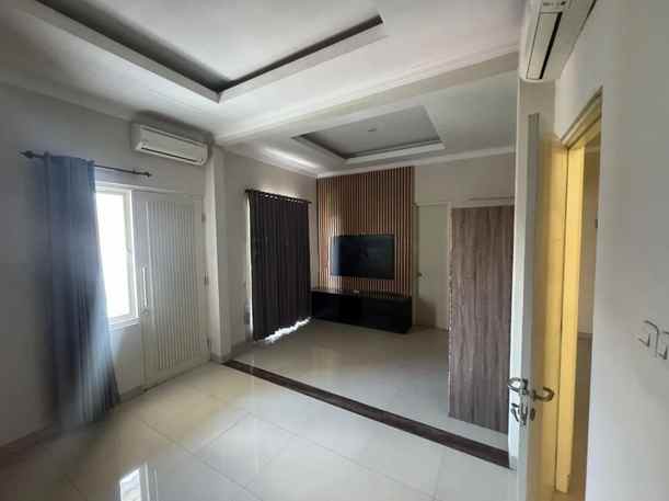 dijual rumah kutisari indah