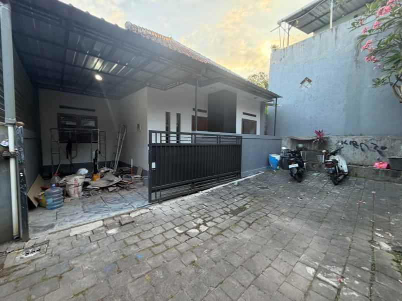 dijual rumah lokasi jalan dalung permai