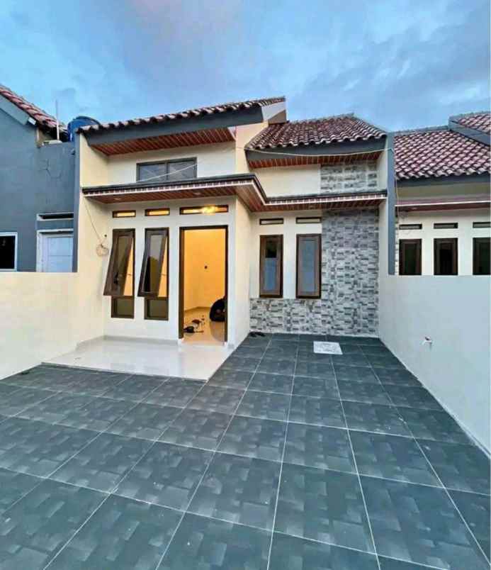 dijual rumah lokasi strategis dekat stasiun