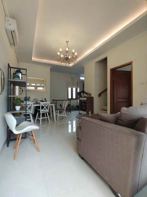 dijual rumah lubang buaya