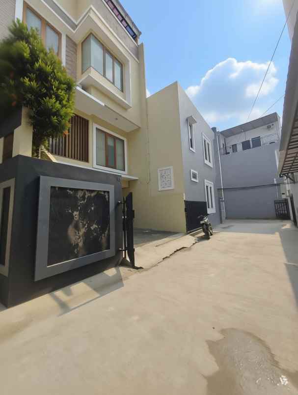 dijual rumah lubang buaya