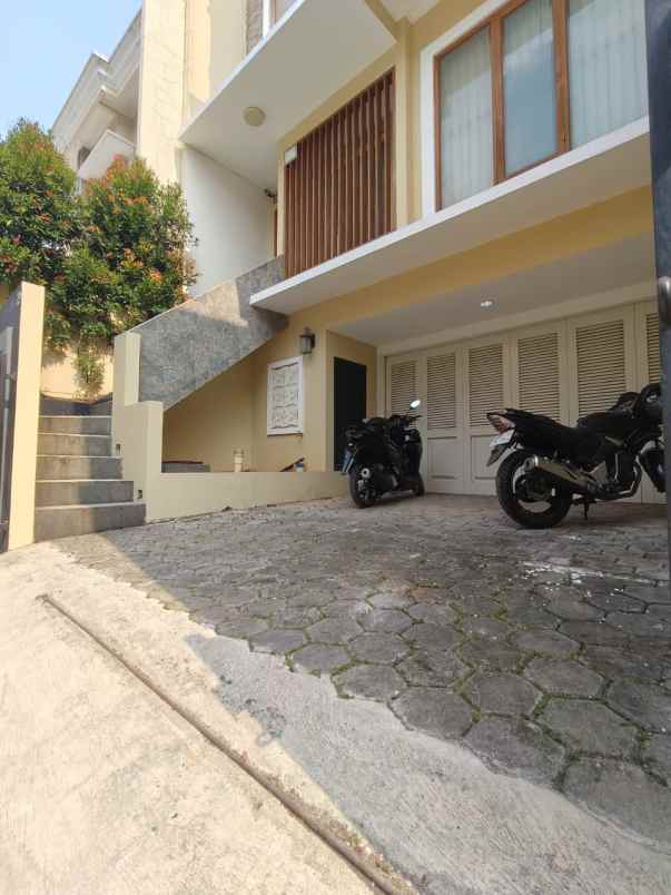 dijual rumah lubang buaya