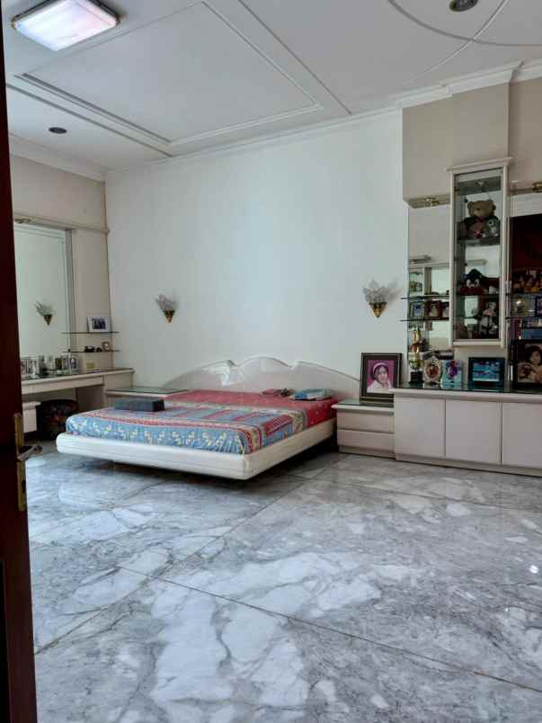 dijual rumah mewah 2lantai di surabaya