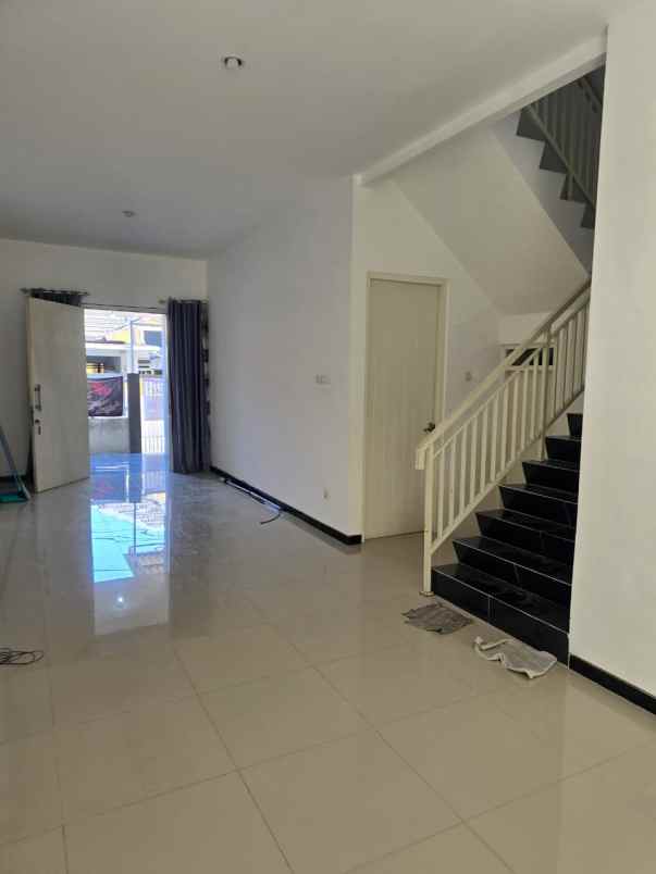 dijual rumah nirwana eksekutif