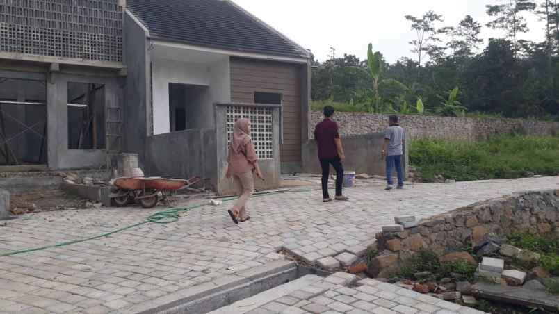 dijual rumah nyatnyono