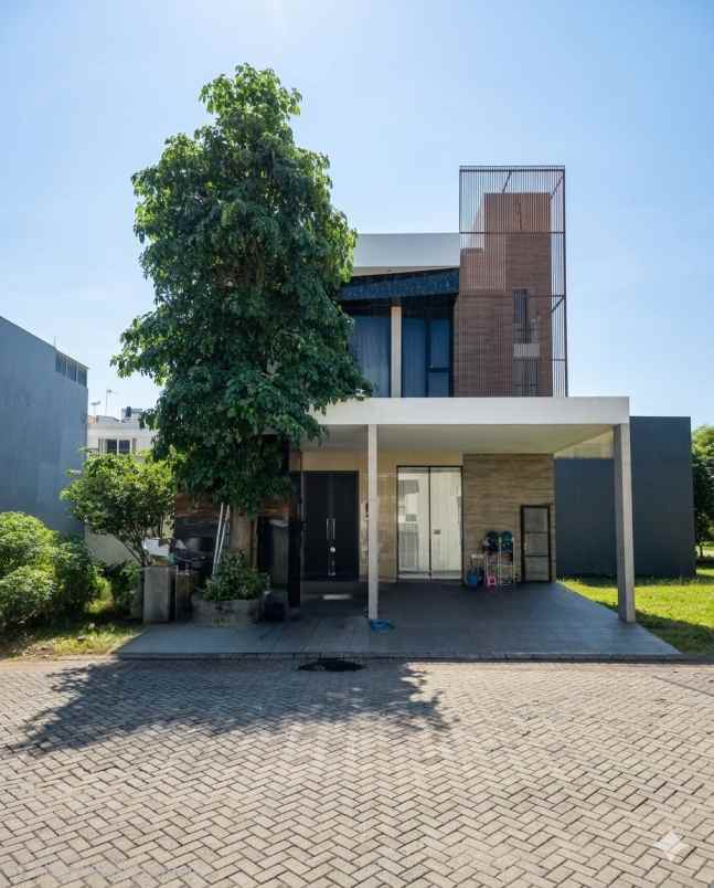 dijual rumah pakuwon city